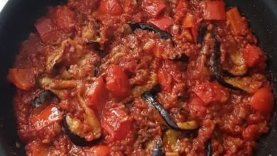 Spaghetti à l'aubergine grillée et poivron rouge à la sauce tomate