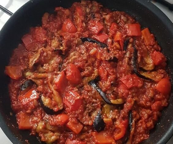 Spaghetti à l'aubergine grillée et poivron rouge à la sauce tomate