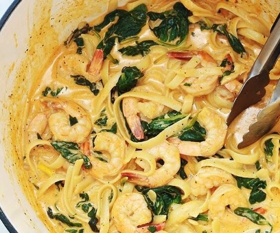 Pâtes aux crevettes sauce crémeuse fromage et épinards