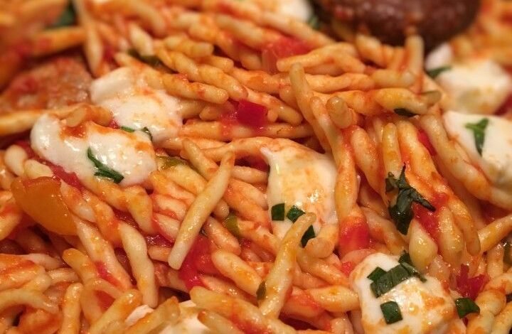 Pâtes au thon, poivron, basilic et mozzarella