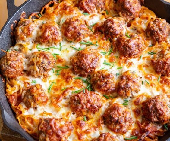 Gratin de linguine aux boulettes de viande en sauce tomate