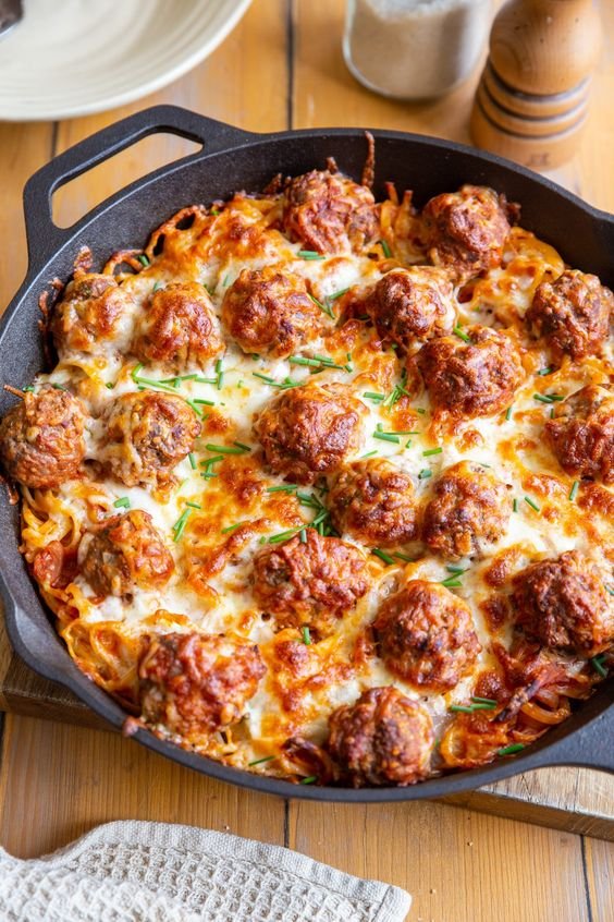 Gratin de linguine aux boulettes de viande en sauce tomate