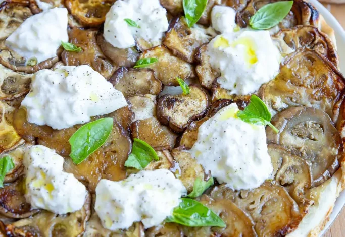 Tarte tatin à l’aubergine et à la burrata