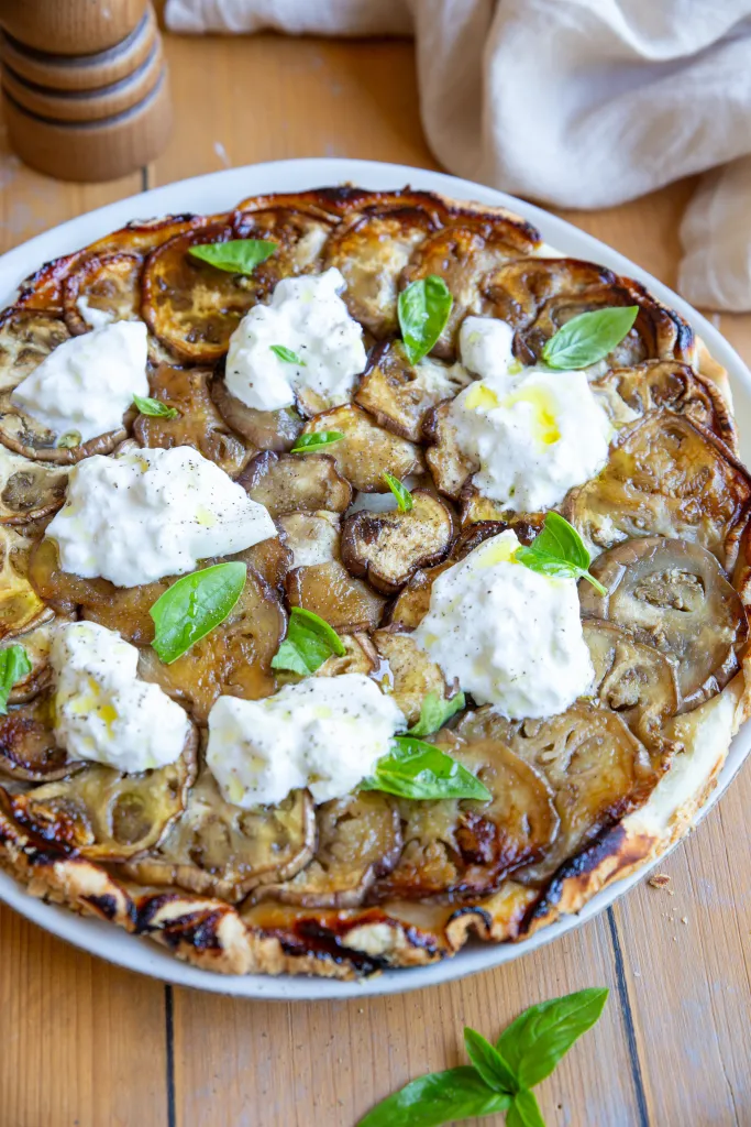 Tarte tatin à l’aubergine et à la burrata