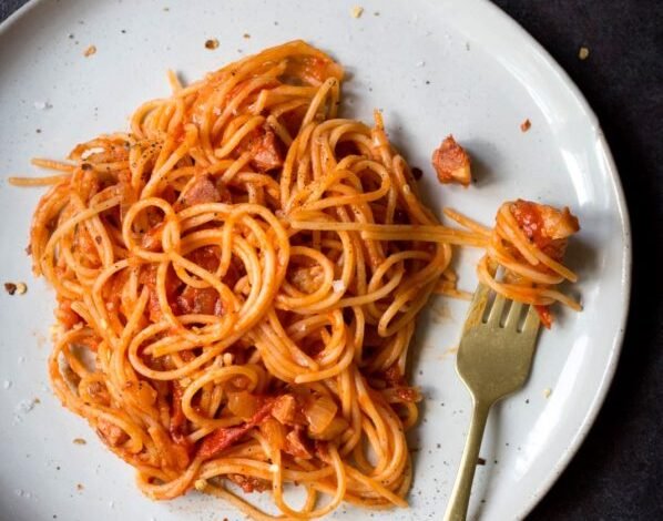 Spaghettis sauce tomates, pancetta et oignons