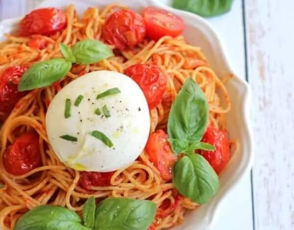 Spaghetti à la burrata et tomate