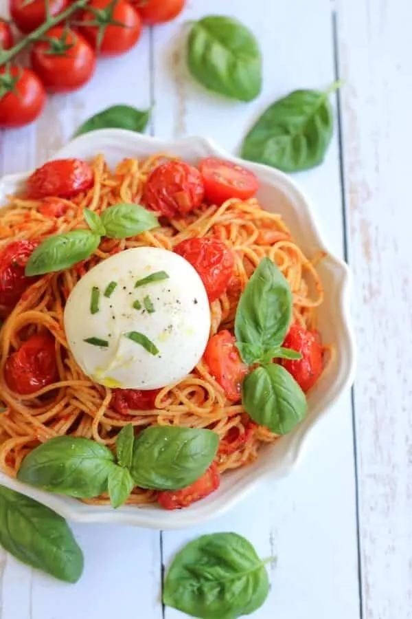 Spaghetti à la burrata et tomate