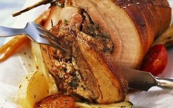 Rôti de longe de porc farcie, poires et noisettes