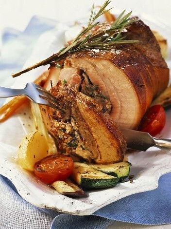 Rôti de longe de porc farcie, poires et noisettes
