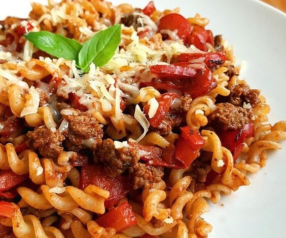 Pâtes aux poivrons, sauce tomate et bœuf haché