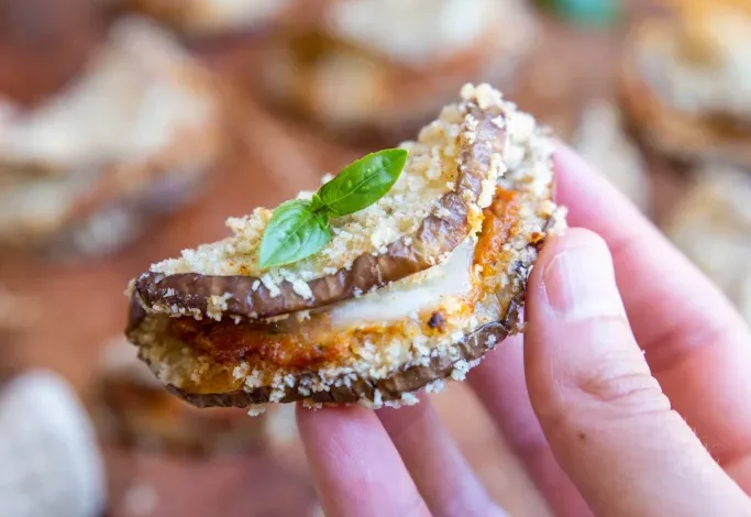 Bouchées aux aubergines panées, pesto rosso et mozzarella