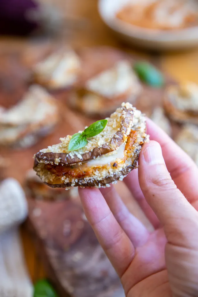 Bouchées aux aubergines panées, pesto rosso et mozzarella