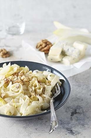 Tagliatelles aux chicons, roquefort et noix
