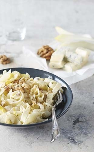 Tagliatelles aux chicons, roquefort et noix