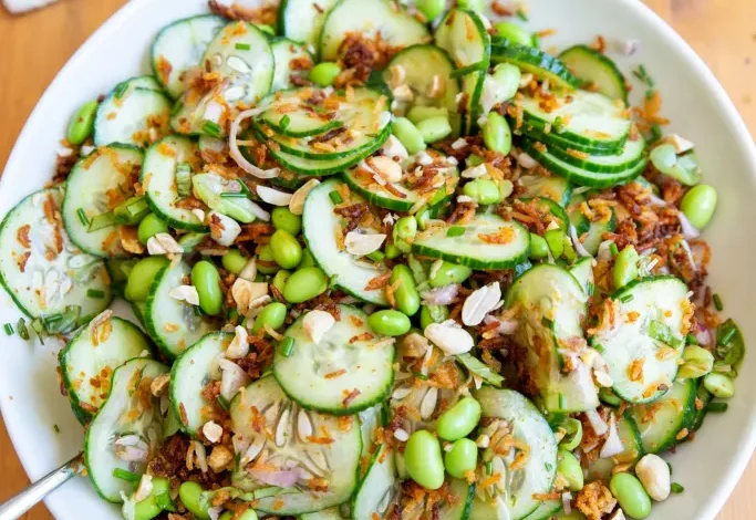 Salade de riz croustillant, concombre et edamame