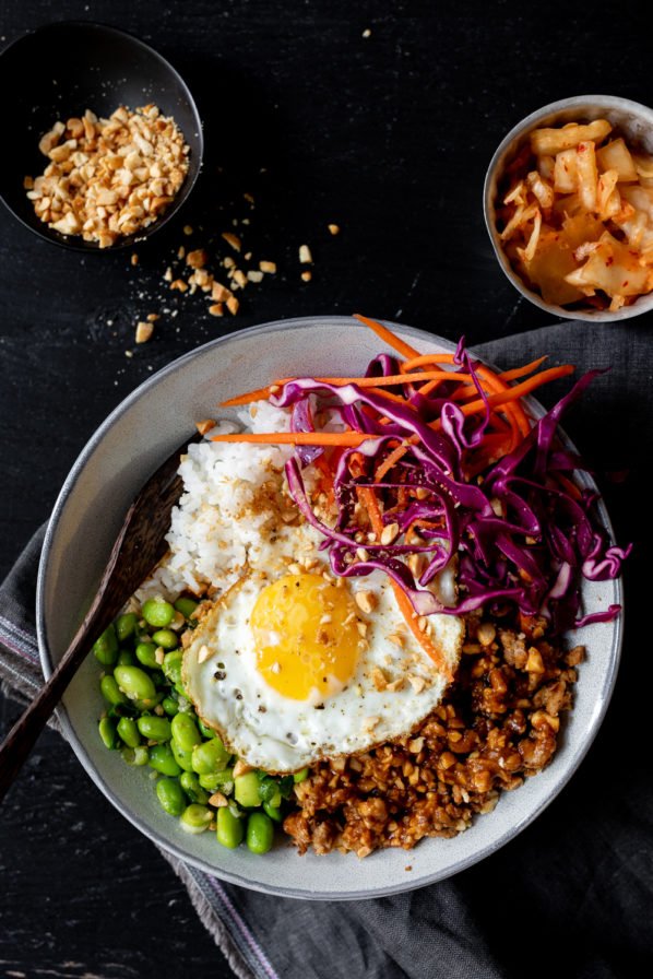 Bol coréen coloré et sauce au miso