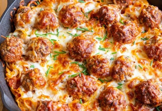 Gratin de linguine aux boulettes de viande en sauce tomate