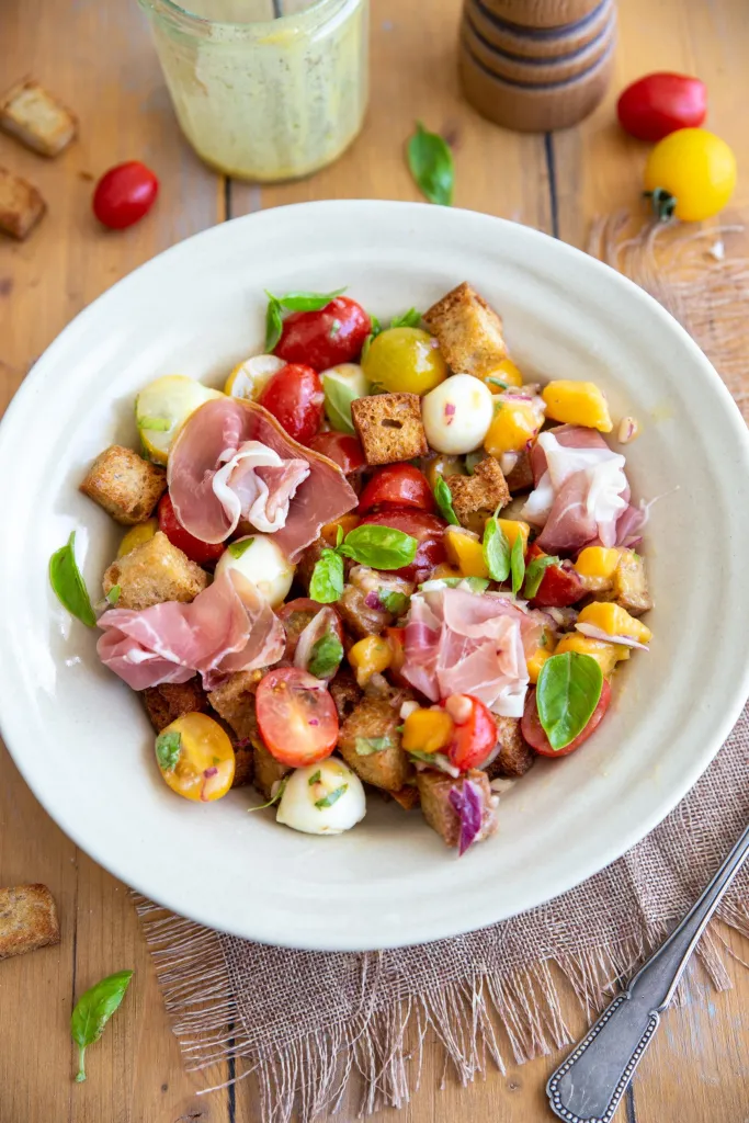 Salade de tomates cerises, croûtons, mangue et mozzarella