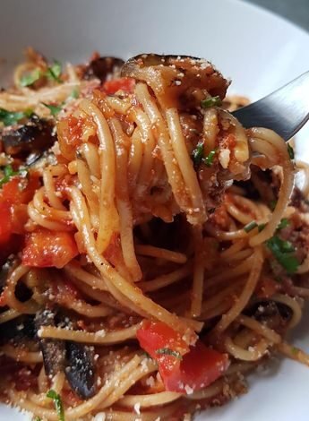 Spaghetti à l'aubergine grillée et poivron rouge à la sauce tomate