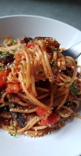 Spaghetti à l'aubergine grillée et poivron rouge à la sauce tomate