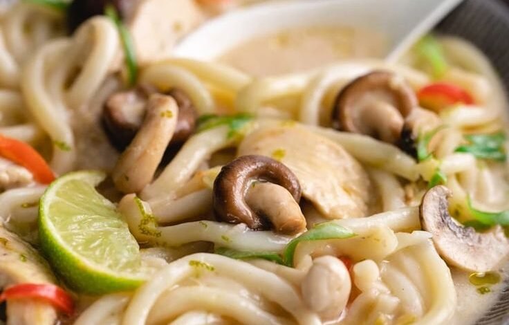 Bouillon de nouilles udon, poulet et champignons