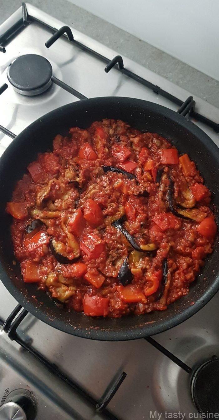 Spaghetti à l'aubergine grillée et poivron rouge à la sauce tomate