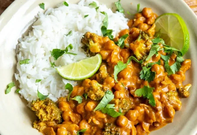 Curry au beurre de cacahuètes, brocoli et pois chiches