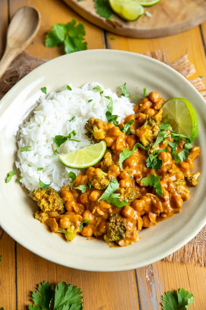 Curry au beurre de cacahuètes, brocoli et pois chiches