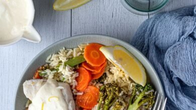 Cabillaud à la crème au citron et riz pilaf aux légumes