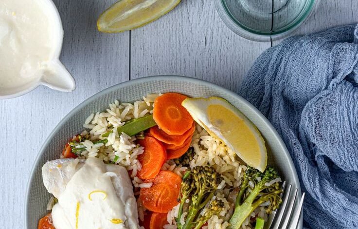 Cabillaud à la crème au citron et riz pilaf aux légumes