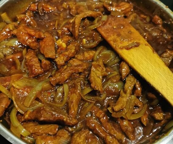 Bœuf aux oignons {spécialité de la cuisine chinoise}