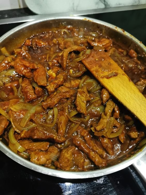 Bœuf aux oignons {spécialité de la cuisine chinoise}