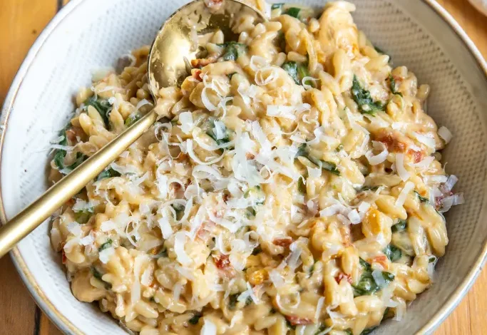 Orzotto au poulet, épinards et tomates séchées