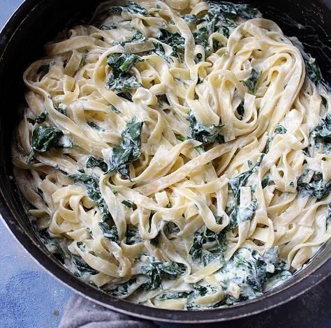 Tagliatelles crémeuses à la ricotta et aux épinards frais