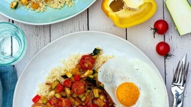 Semoule aux légumes d'été épicés et oeuf sur le plat