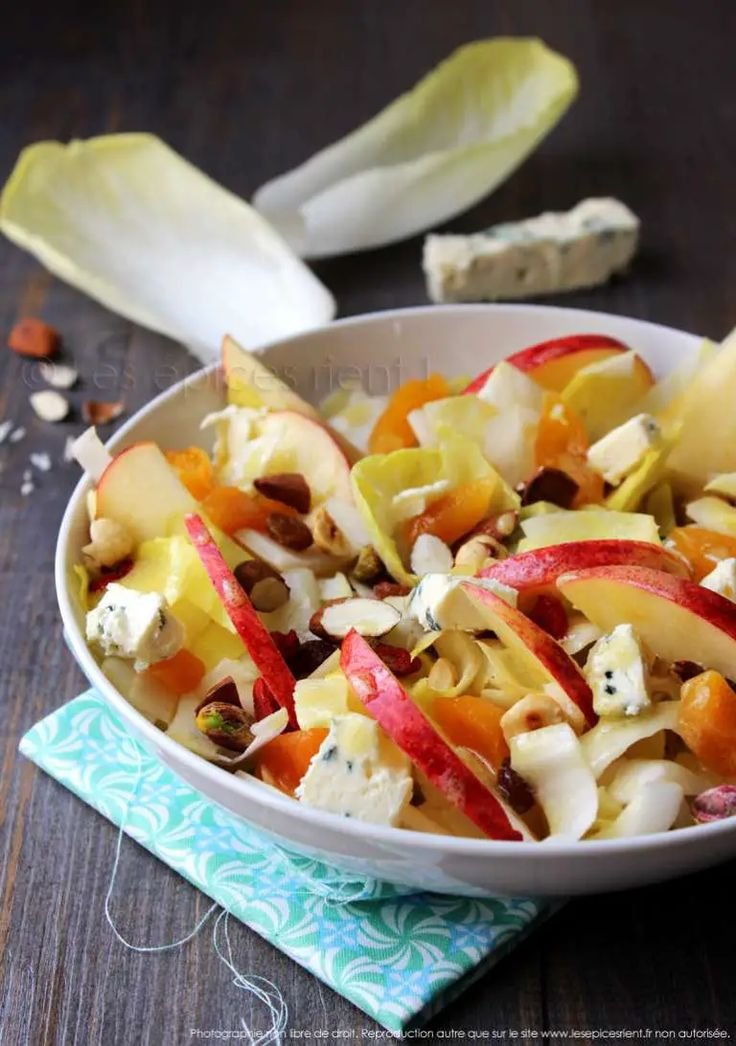 Salade d’hiver méli-mélo : endive, Saint-Agur, pommes, amandes et compagnie